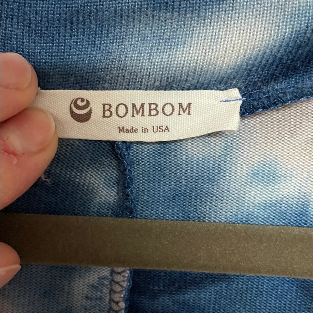 BomBom size 2X Buttery Soft Stretchy Oversized Blue Tie-Dye V-neck Blouse - Picture 2 of 5